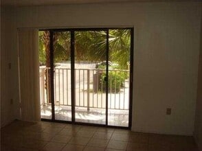 7230 NW 179th St, Unit #202 in Hialeah, FL - Building Photo - Building Photo