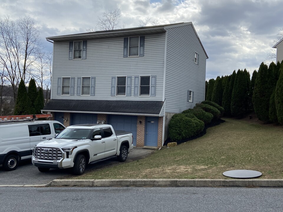 212 Sue Dr in Hummelstown, PA - Building Photo
