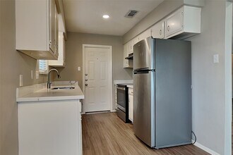 10002 Peachridge Dr in Houston, TX - Building Photo - Building Photo