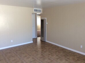 2114 Brundage Ln in Bakersfield, CA - Building Photo - Building Photo