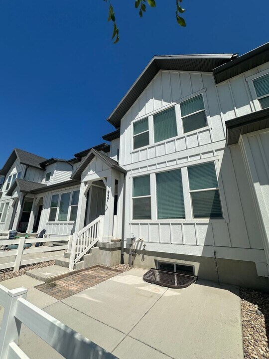 937 W Sunspear Dr in Saratoga Springs, UT - Building Photo