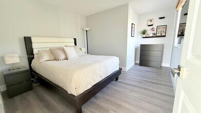 1392 Canary Island Dr in Weston, FL - Building Photo - Building Photo