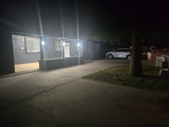 4743 N 54th Ave in Phoenix, AZ - Foto de edificio - Building Photo