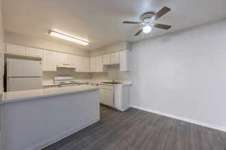 Cottonwood Creek Apartments in Las Vegas, NV - Building Photo - Interior Photo