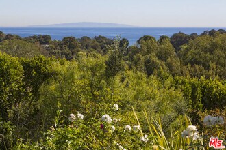 6766 Portshead Rd in Malibu, CA - Building Photo - Building Photo