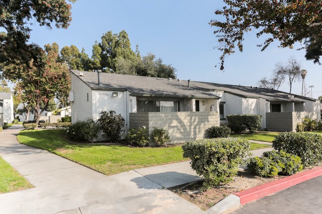 Placita Park in Santa Fe Springs, CA - Foto de edificio - Building Photo