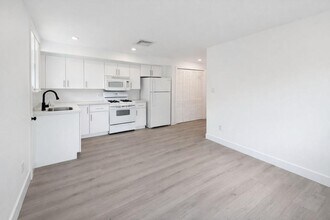 445 SW 3rd St in Miami, FL - Foto de edificio - Building Photo