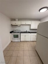 420 Fairfax Dr in Ft. Myers, FL - Foto de edificio - Building Photo