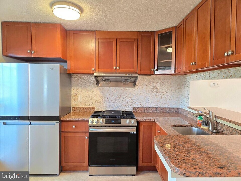 7901 Old Carriage Trail in Alexandria, VA - Building Photo