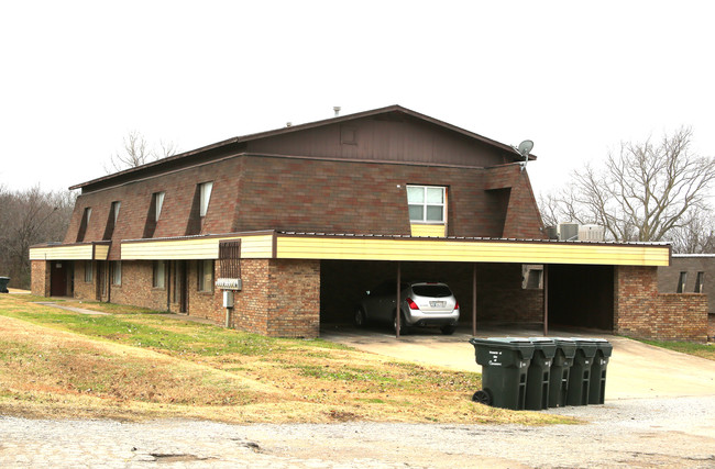 Hilltop Apartments in Claremore, OK - Building Photo - Building Photo