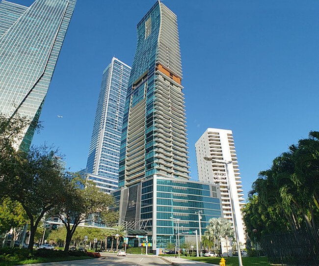 1451 Brickell Ave, Unit 2406 in Miami, FL - Foto de edificio - Building Photo