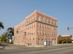 Christine Apartments in Buffalo, NY - Foto de edificio - Building Photo