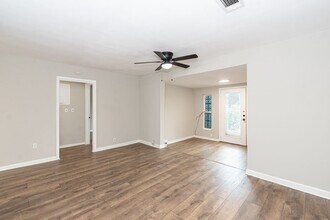 2523 S Broadway St in La Porte, TX - Building Photo - Building Photo