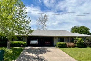 1823 Greenwood Ln in Kingsland, TX - Building Photo