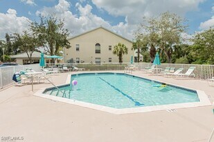 4985 Sandra Bay Dr in Naples, FL - Building Photo