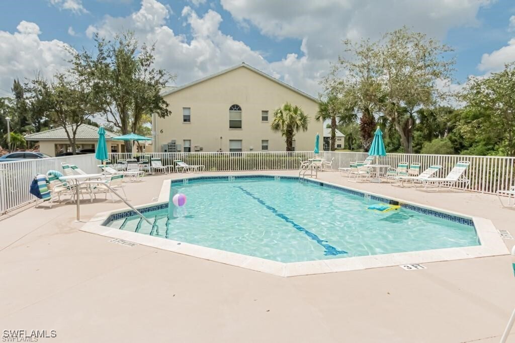 4985 Sandra Bay Dr in Naples, FL - Building Photo
