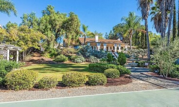12904 Stone Canyon Rd in Poway, CA - Foto de edificio - Building Photo