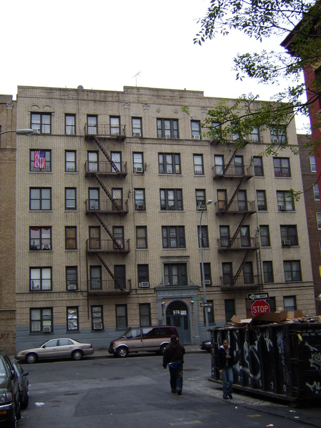 974 Sheridan Ave in Bronx, NY - Foto de edificio - Building Photo