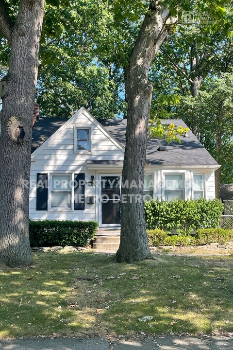1325 Cherokee Ave in Royal Oak, MI - Building Photo