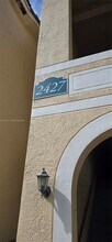 2427 Centergate Dr in Miramar, FL - Foto de edificio - Building Photo