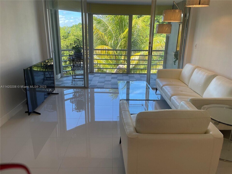 1501 NE 191st St in Miami, FL - Building Photo
