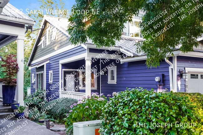 1862 Sakai Village Loop in Bainbridge Island, WA - Foto de edificio - Building Photo