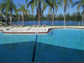 323 Ives Dairy Rd in North Miami Beach, FL - Building Photo - Building Photo