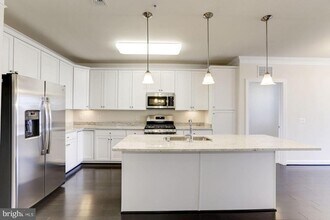 13740 Endeavour Dr in Herndon, VA - Building Photo - Building Photo