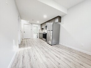 8805 Carson Way SW in Edmonton, AB - Building Photo - Building Photo