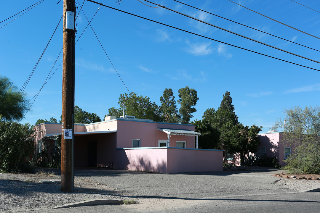 Cottage Court in Tucson, AZ - Building Photo