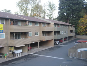 Edgewood Manor in Tigard, OR - Building Photo - Building Photo