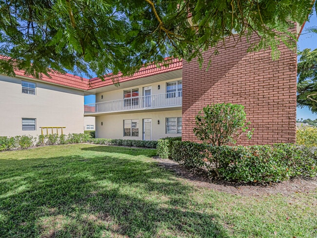 36 Pine Arbor Ln in Vero Beach, FL - Building Photo - Building Photo