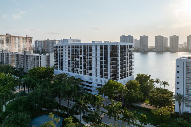 Bay Country Club Condos in Sunny Isles Beach, FL - Foto de edificio - Building Photo