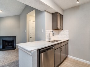 Hudson Apartments in Arlington, TX - Building Photo - Building Photo