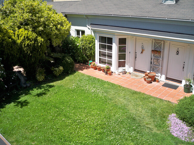 2412 Ellsworth St. in Berkeley, CA - Foto de edificio - Building Photo