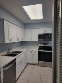 2200 Bahia Vista St, Unit B3 in Sarasota, FL - Foto de edificio - Building Photo