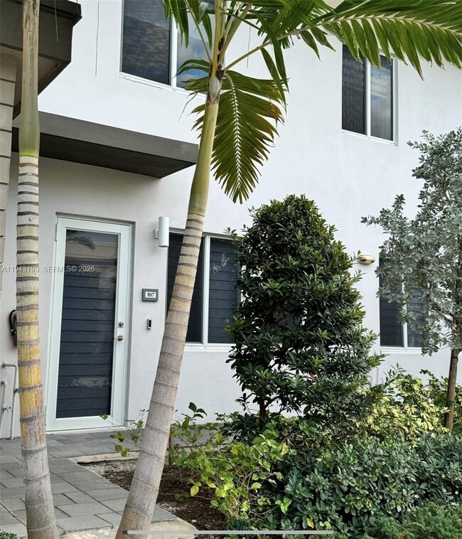 10300 NW 66th St in Doral, FL - Foto de edificio - Building Photo