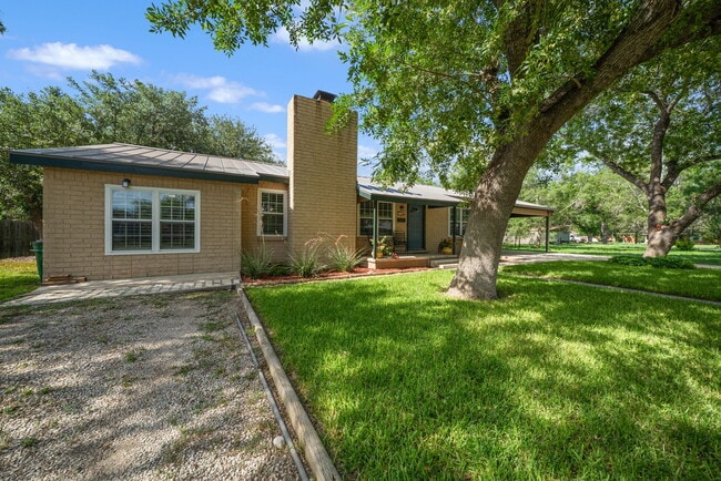 908 29th St in Hondo, TX - Building Photo - Building Photo