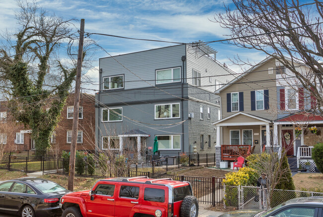 515 Montana Ave NE in Washington, DC - Foto de edificio - Building Photo