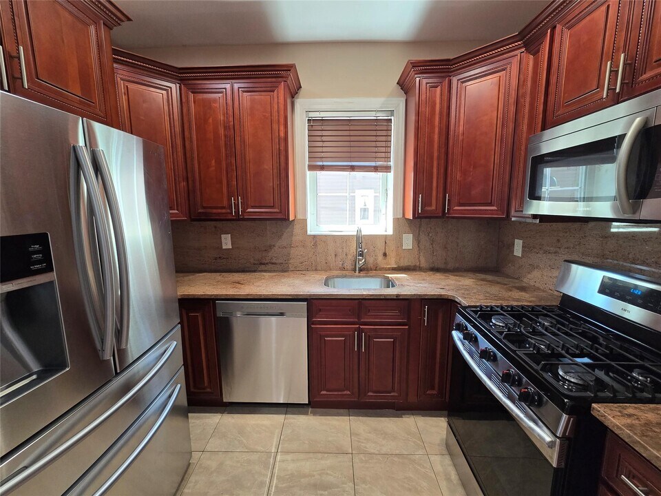 120-32 201st St in Queens, NY - Building Photo