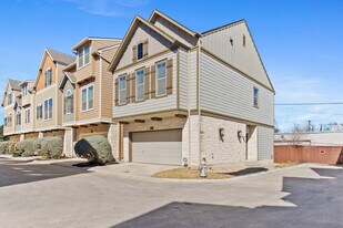 221 E Courtland Pl in San Antonio, TX - Building Photo