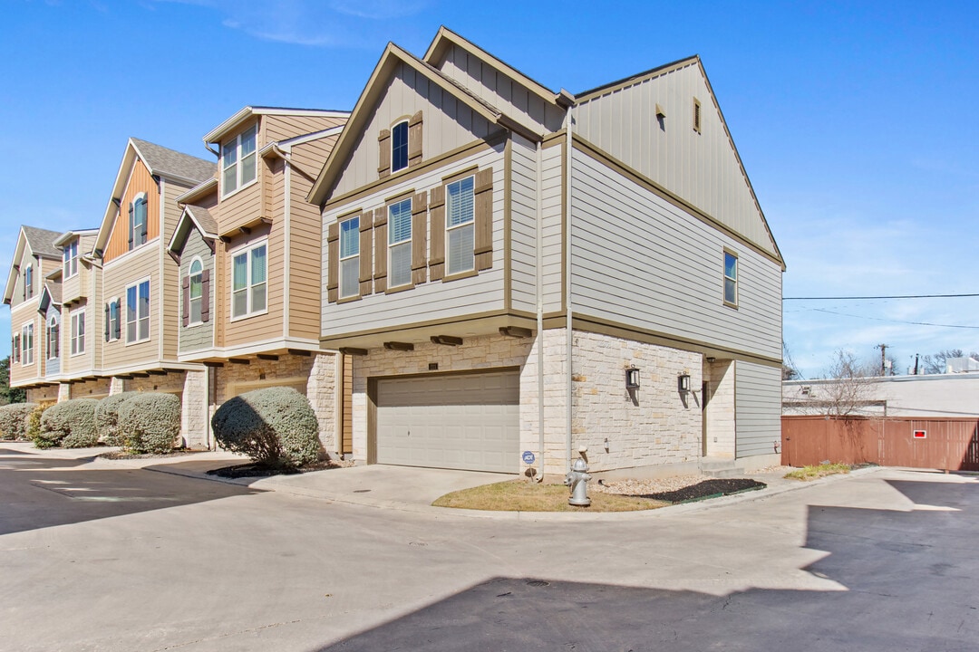 221 E Courtland Pl in San Antonio, TX - Building Photo