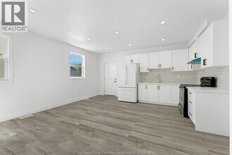 407 HALL A in Windsor, ON - Building Photo - Building Photo