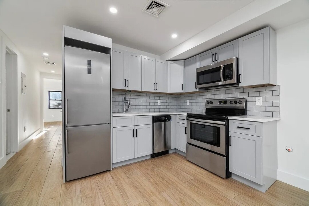 1066 Hancock St in Brooklyn, NY - Building Photo