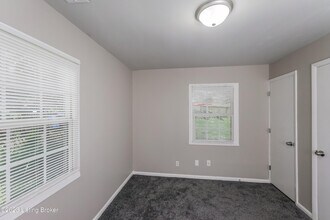 5810 Alanadale Dr in Louisville, KY - Foto de edificio - Building Photo