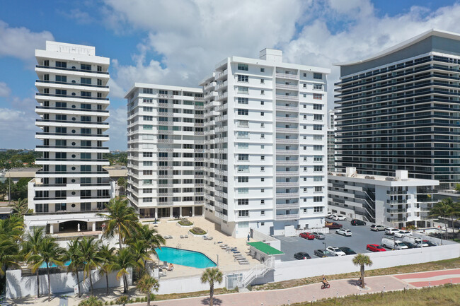 Corinthian in Miami Beach, FL - Building Photo - Building Photo