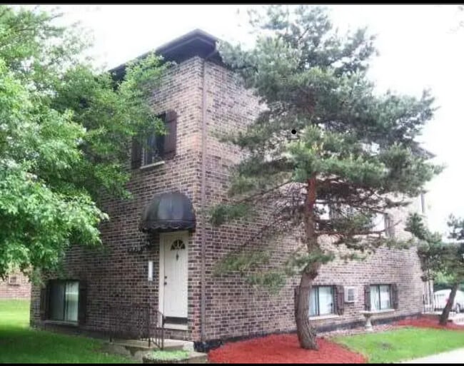 property at 21W276 Tee Ln