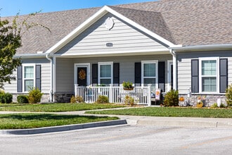 Traditions Villas (55+) in Belton, MO - Foto de edificio - Building Photo