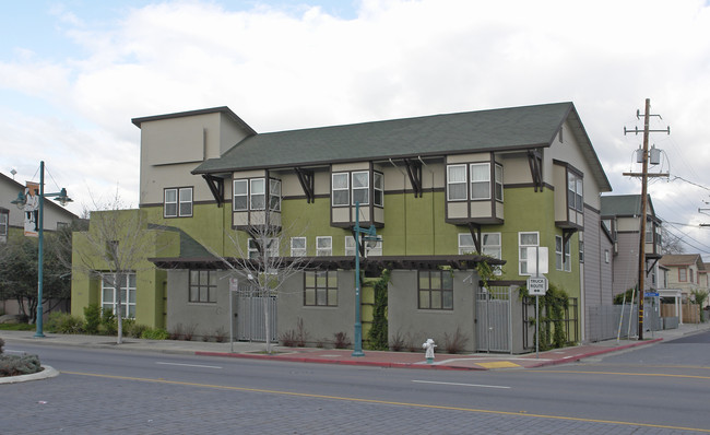 5200-5232 San Pablo Ave in Emeryville, CA - Foto de edificio - Building Photo