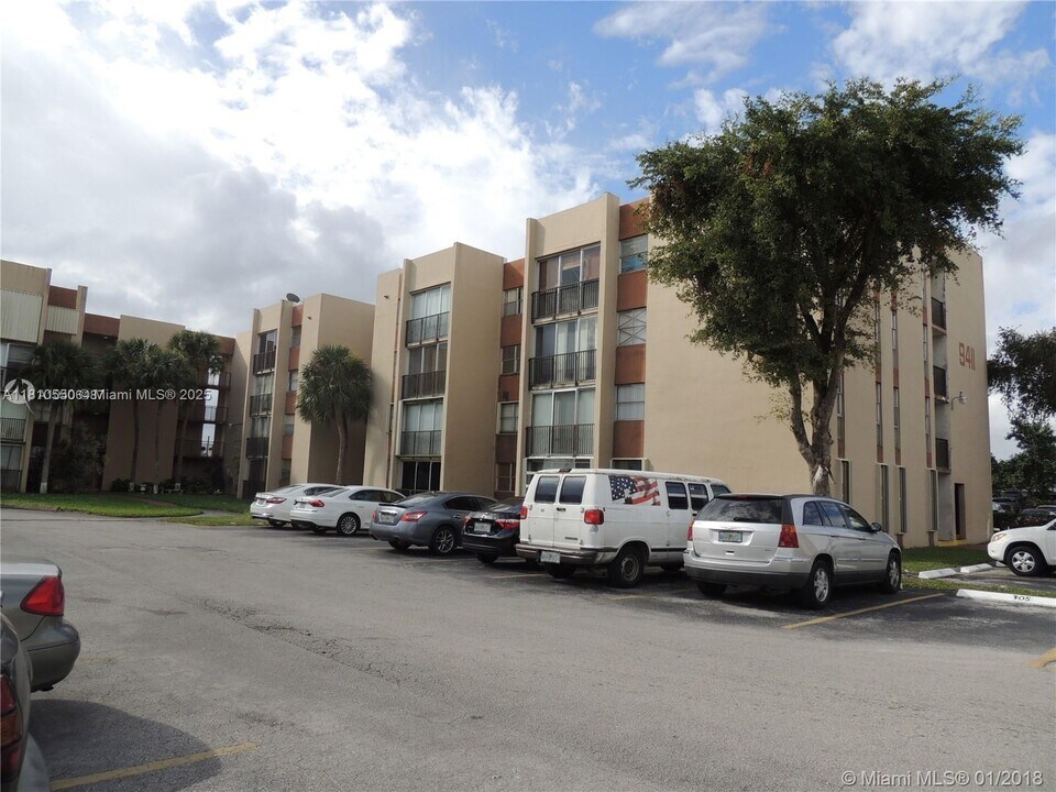 9411 SW 4th St, Unit 306 in Miami, FL - Building Photo